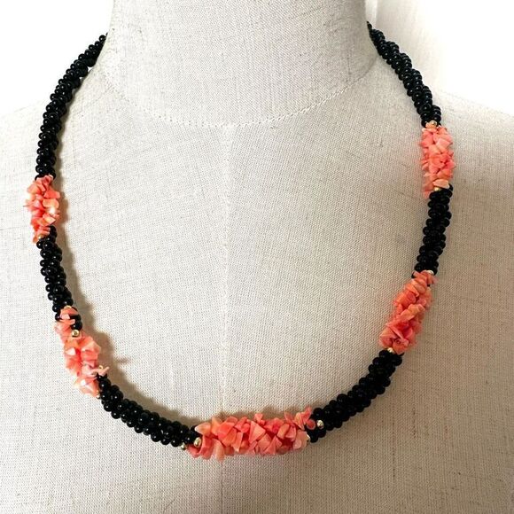 Coral and onyx beaded necklace - Picture 1 of 8